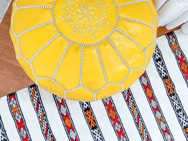 Pouf en cuir marocain jaune