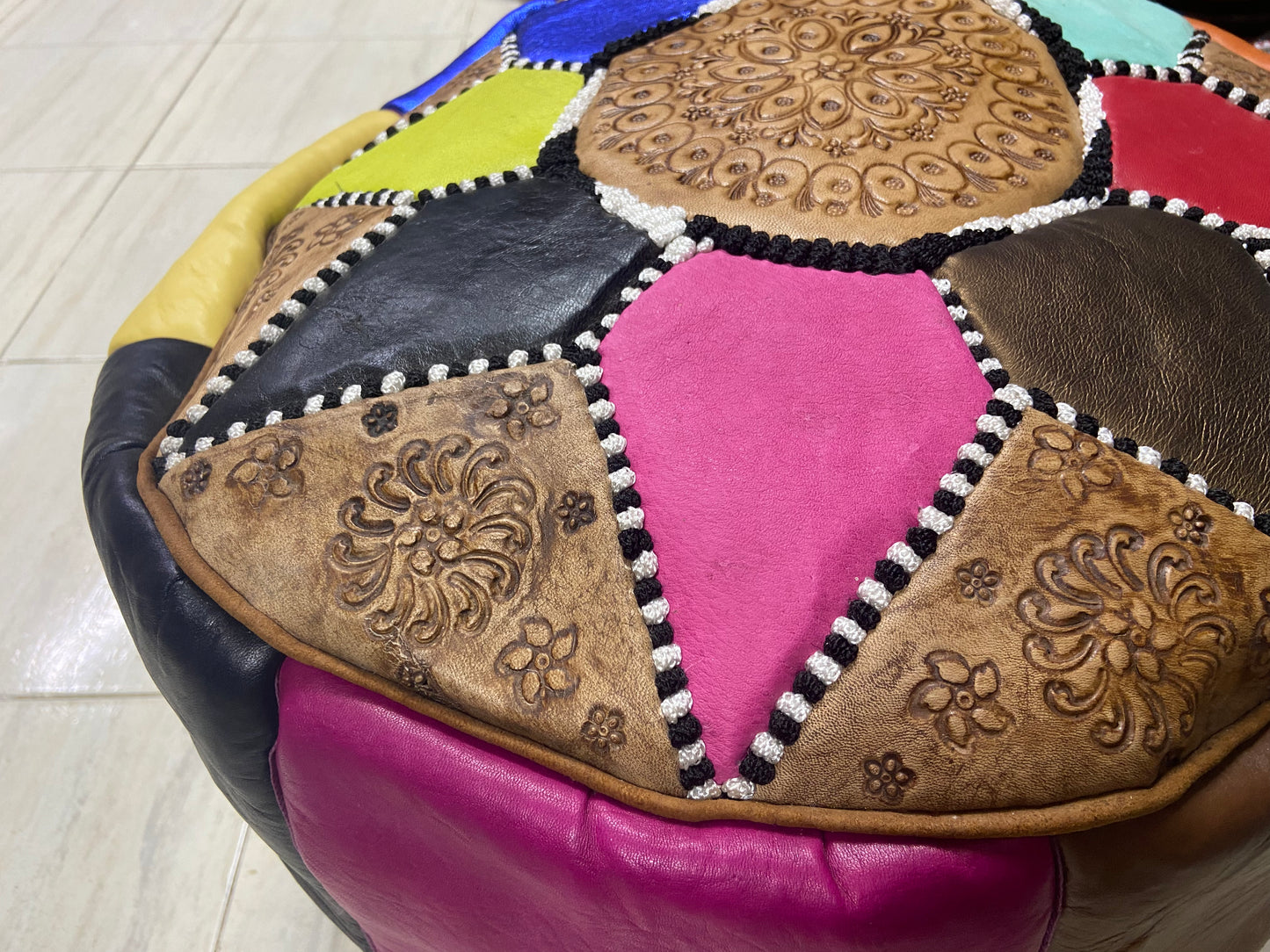 Pouf en cuir marocain arc-en-ciel 