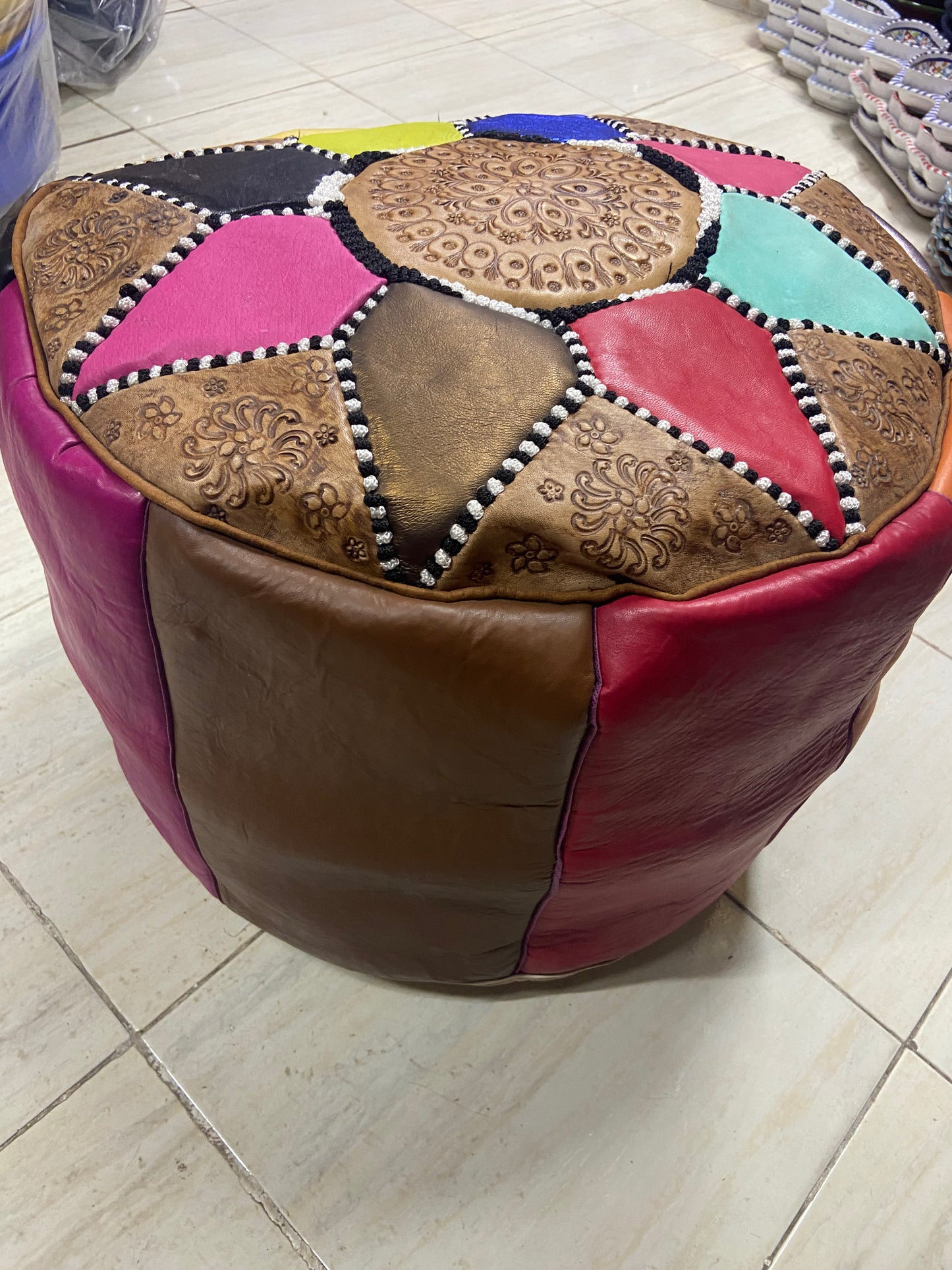 Pouf en cuir marocain arc-en-ciel 