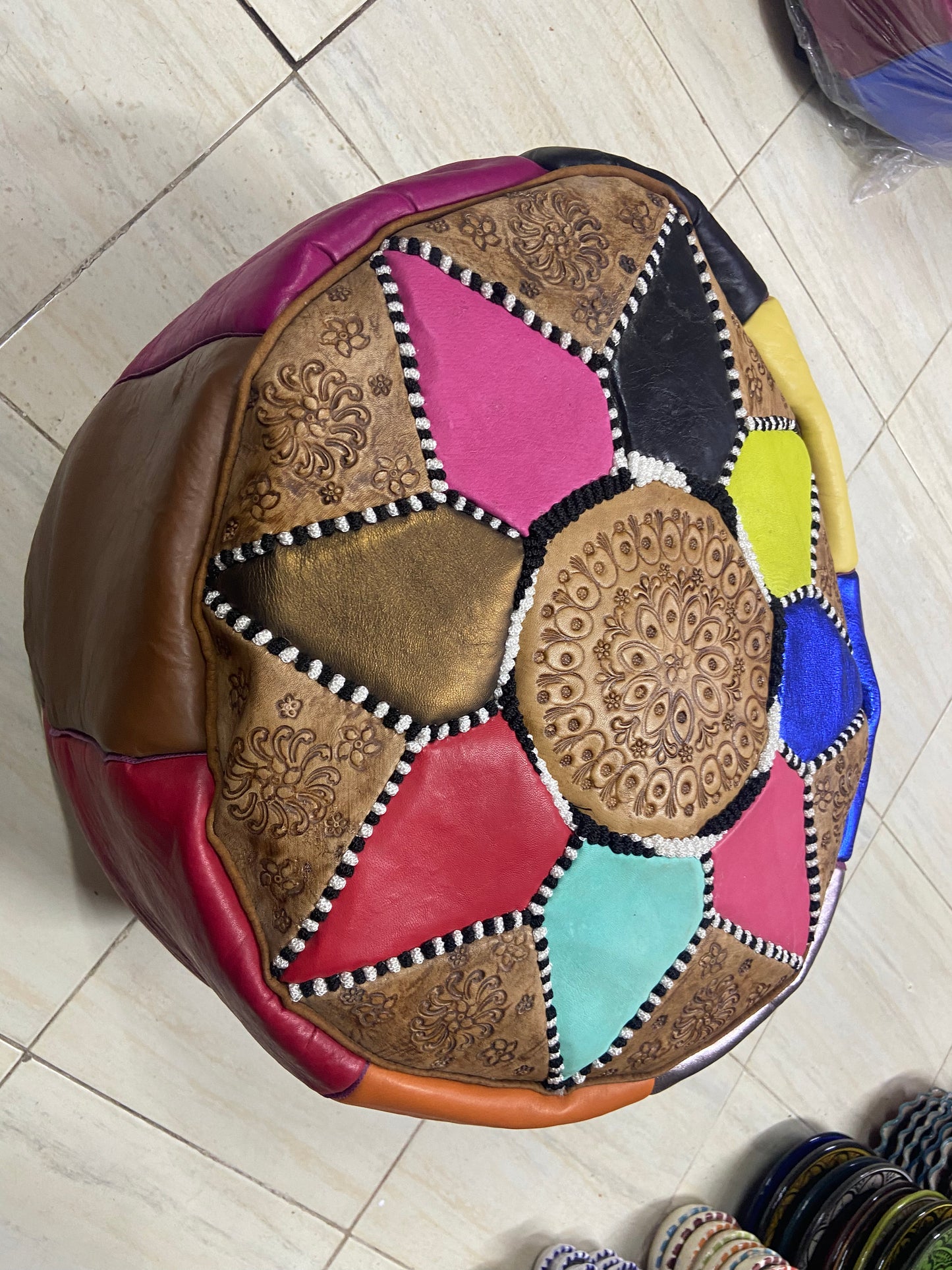 Pouf en cuir marocain arc-en-ciel 