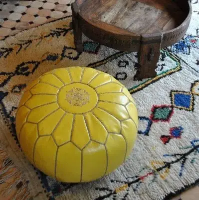 Pouf en cuir marocain jaune